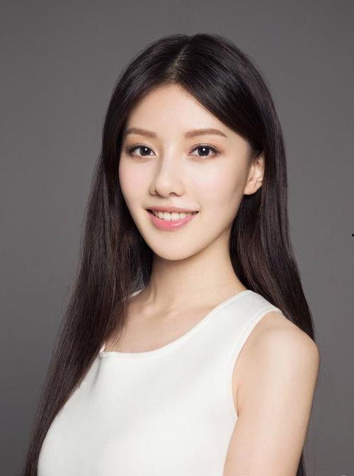 女演员潘小龙照片,光影交织下的美丽身影